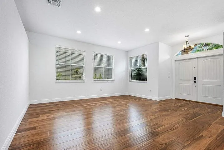 4 bed, 2558 sqft, $4,300 — Photo 4