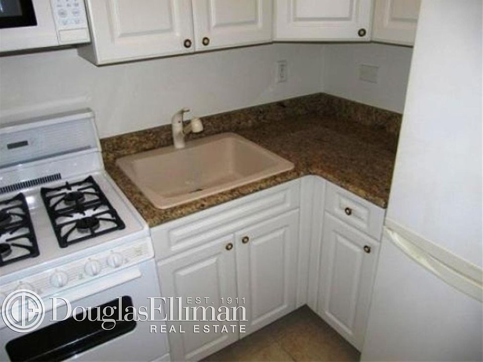 2nd image of 326 W 77th St APT 6