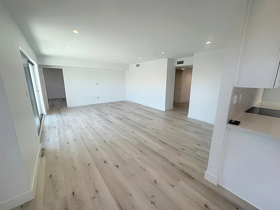 605 San Vicente #202