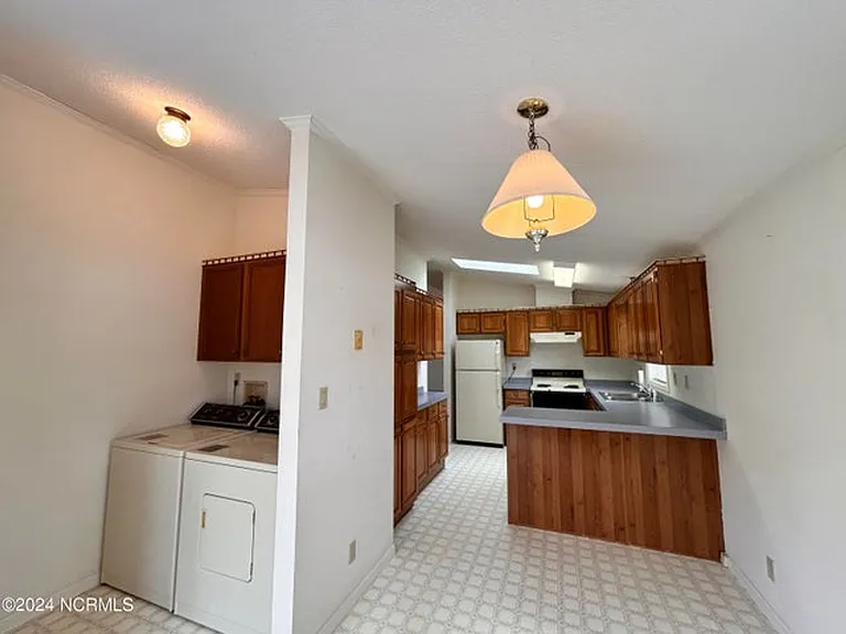 1075 Captains Ct — Photo 14