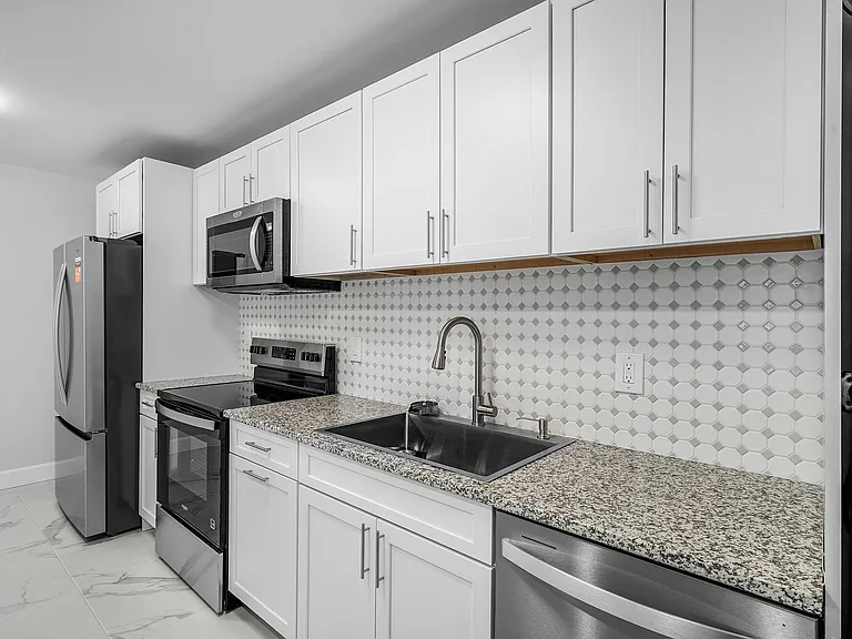 240 SW 7th St #11 — Photo 6