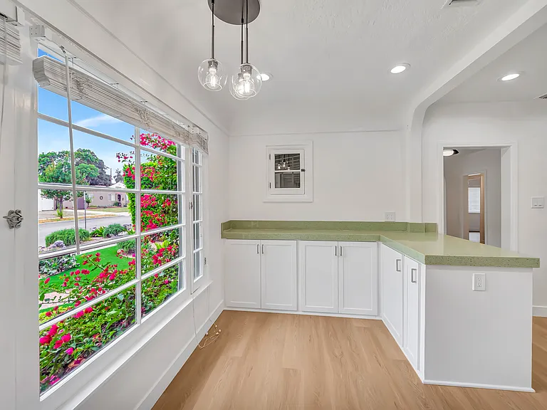 546 S Beachwood Dr — Photo 15