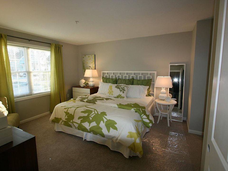 2nd image of 793 Oak St APT 208