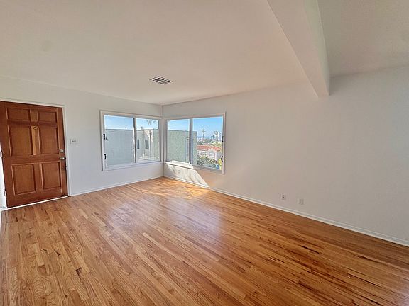 3rd image of 2521 Beverly Ave #4