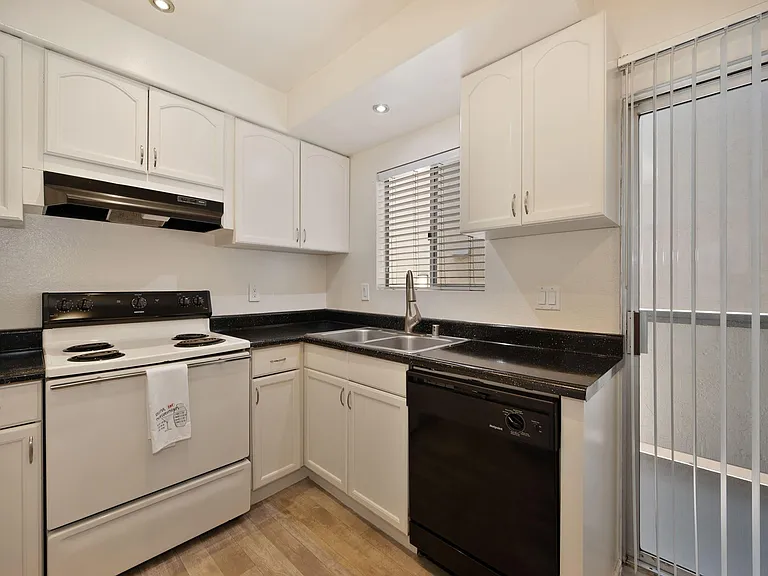 Elan Beachpointe Carlsbad — Photo 26
