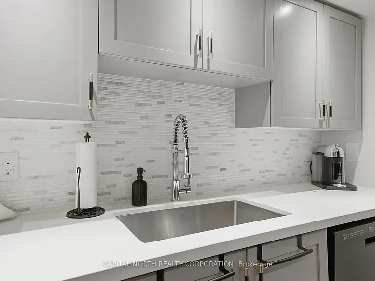 270 Wellington St W #412 — Photo 16