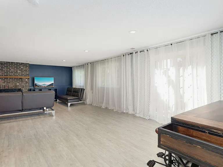 9523 Parkside Trl N — Photo 18