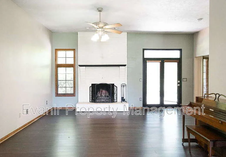 113 Brittany Ln — Photo 5