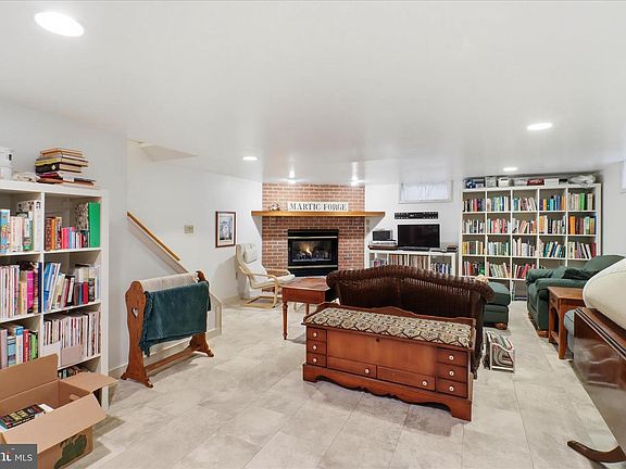 4th image of 9 Ridge View Dr