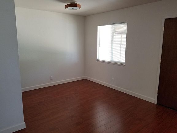 3rd image of 1076 W Hill Ct