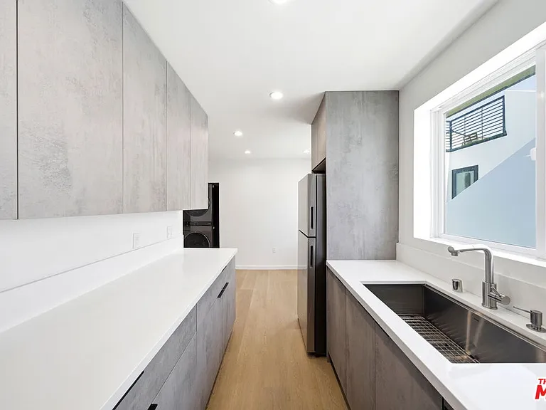 333 6th Ave #D — Photo 10