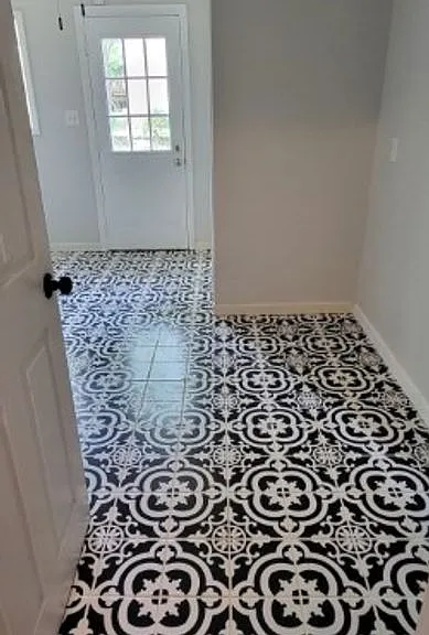 2204 Oakdale Dr — Photo 2