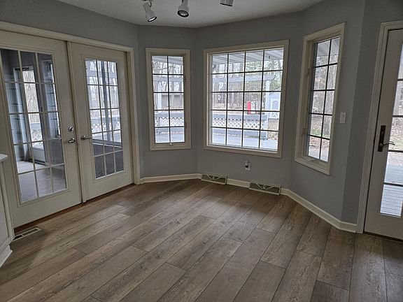 3rd image of 581 W Cheyenne Ct