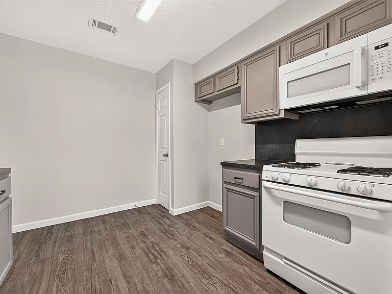 7407 Cortes Dr — Photo 12