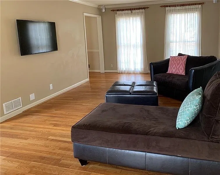 5 bed, 3.5 bath, 3250 sqft, $3,800 — Photo 4