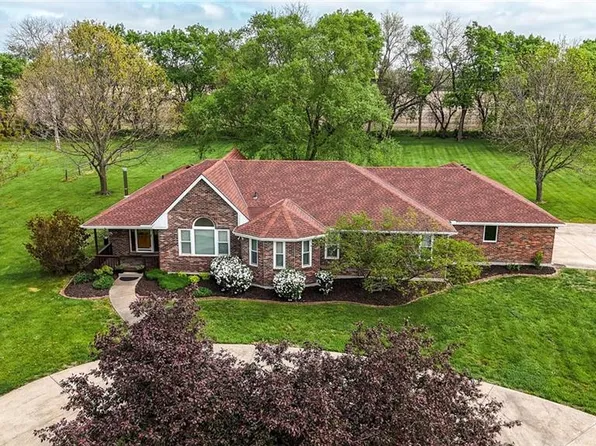 14302 E Harvest Ln, Peculiar, MO 64078