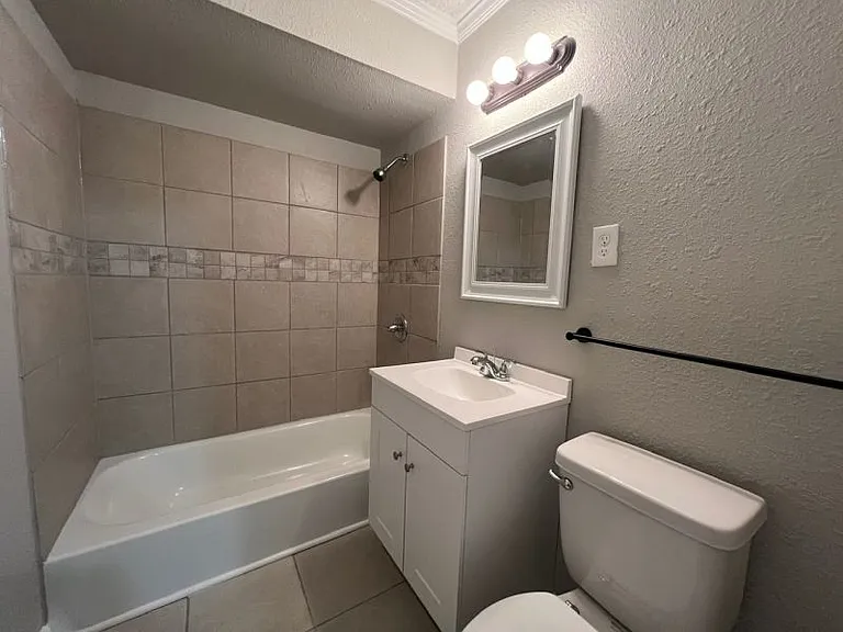 856 Hackberry Ln — Photo 2