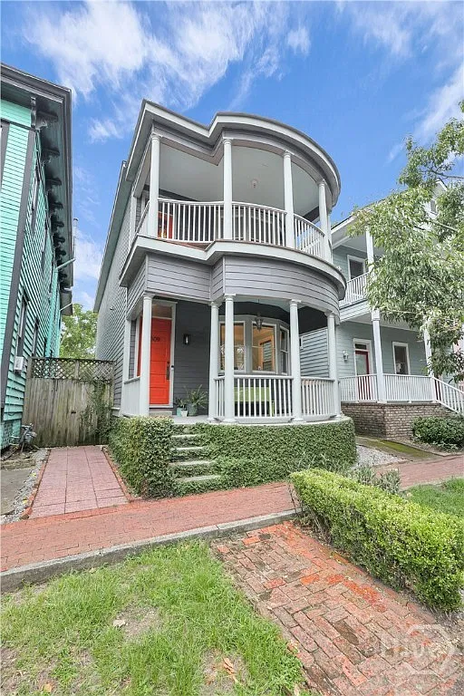 2 bed, 1.0 bath, 950 sqft, $2,300 — Photo 1