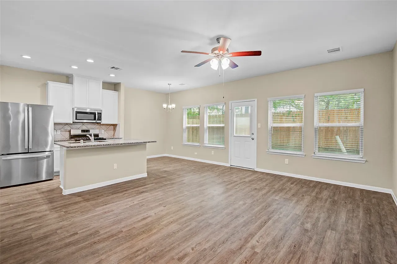 3 bed, 1823 sqft, $2,300 — Photo 3