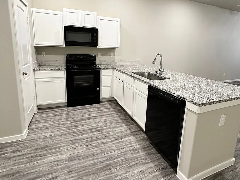 2106 N Avenue J — Photo 4