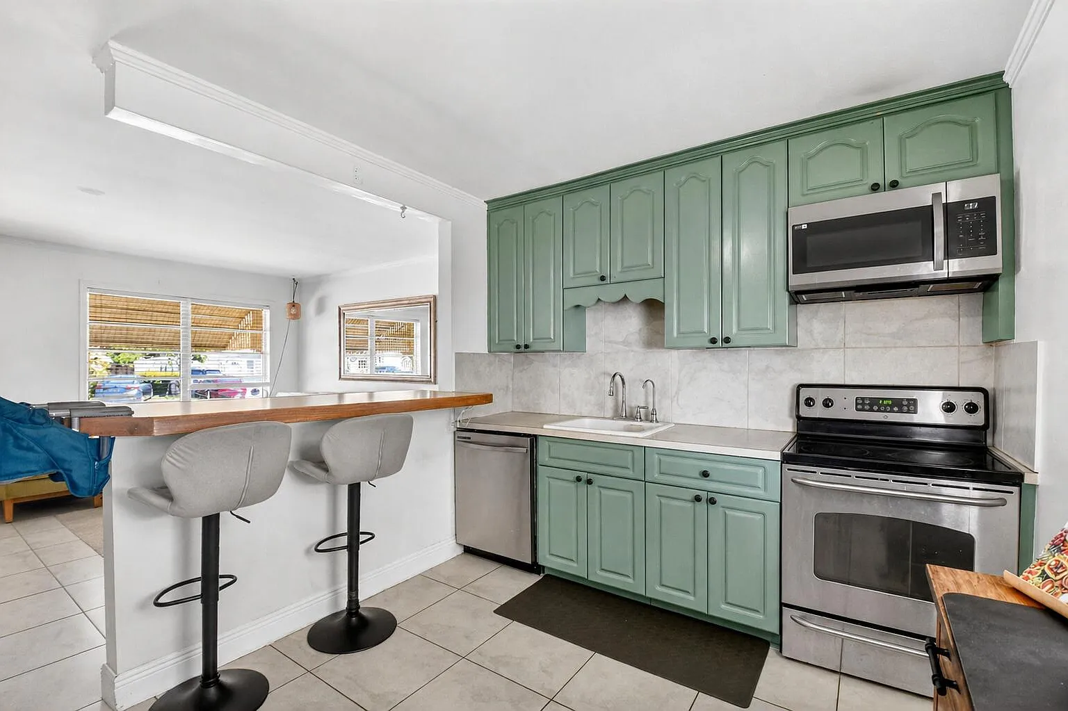 2 bed, 1.0 bath, 720 sqft, $2,200 — Photo 2