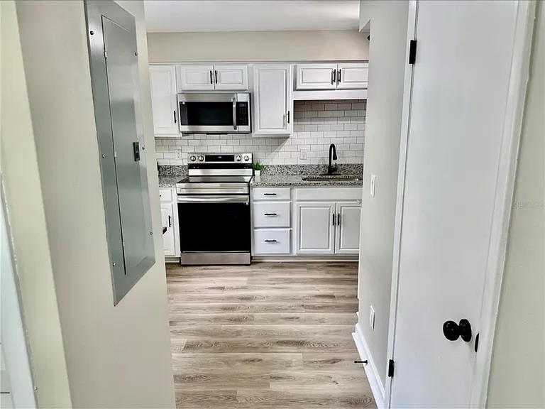 1884 Clearbrooke Dr — Photo 1