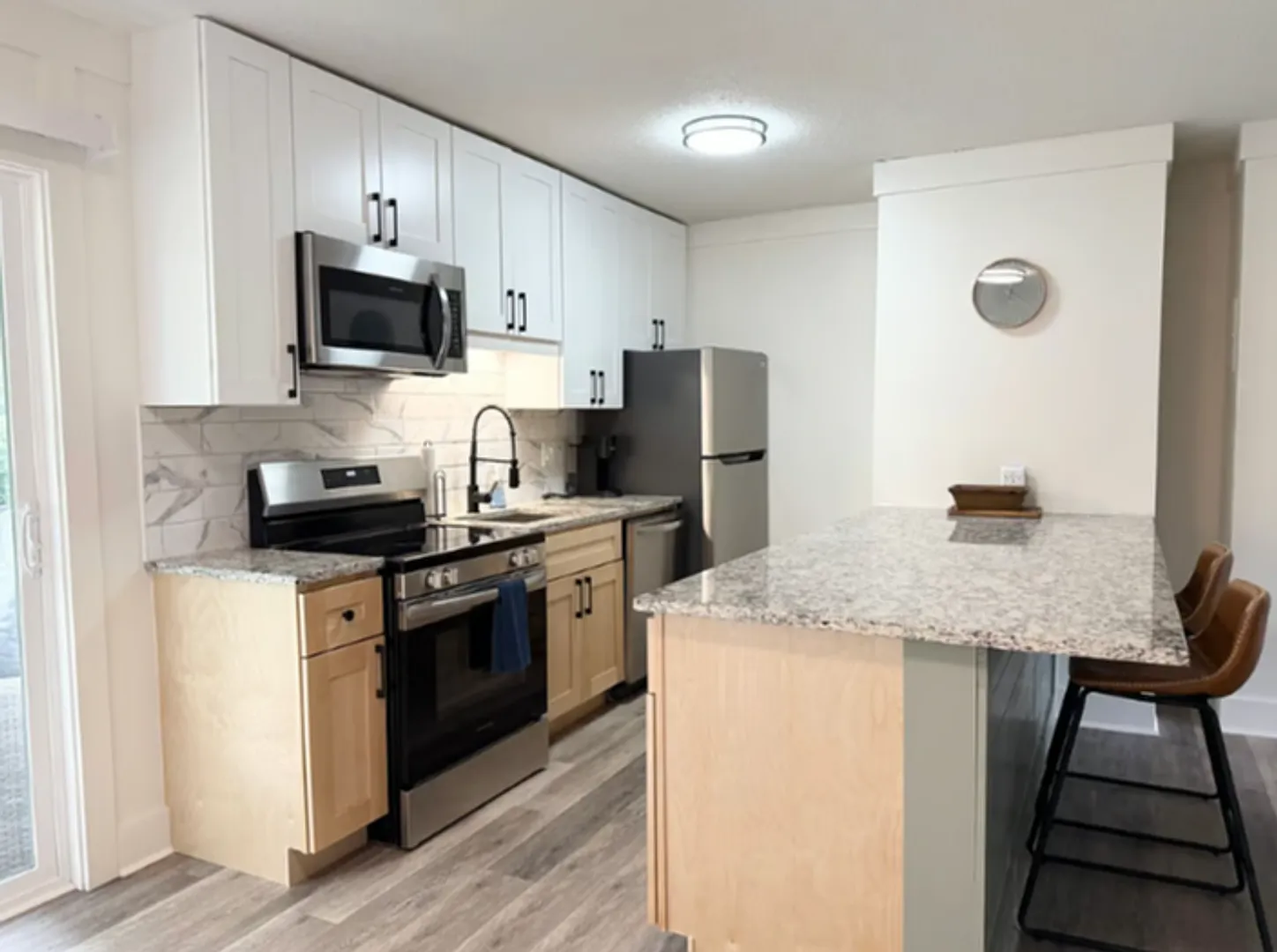 1 Bed, 1 Bath Furnished Apartment Great Location & Amenities! Flexible Lease Terms Available — Photo 1
