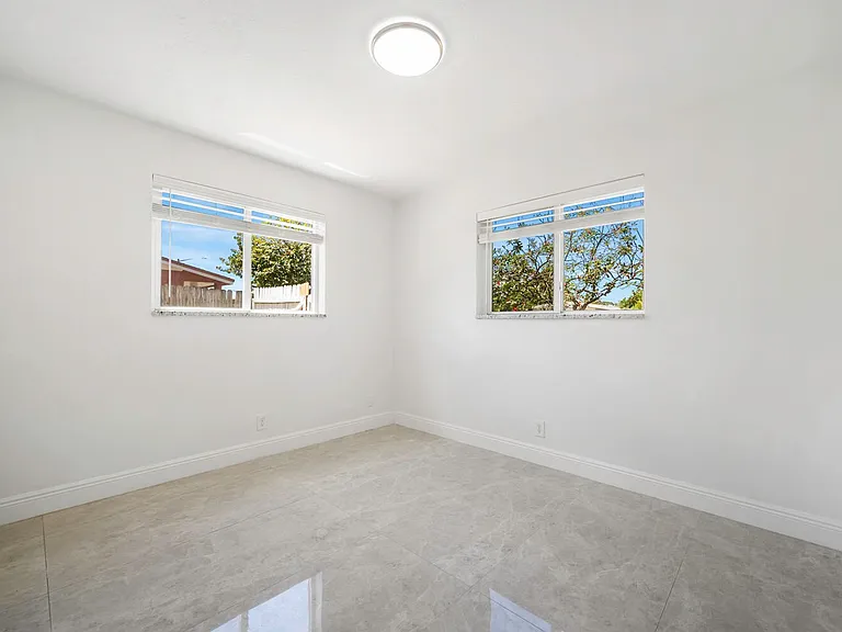 2100 N Seacrest Blvd — Photo 8