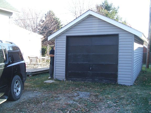 4th image of 230 East St