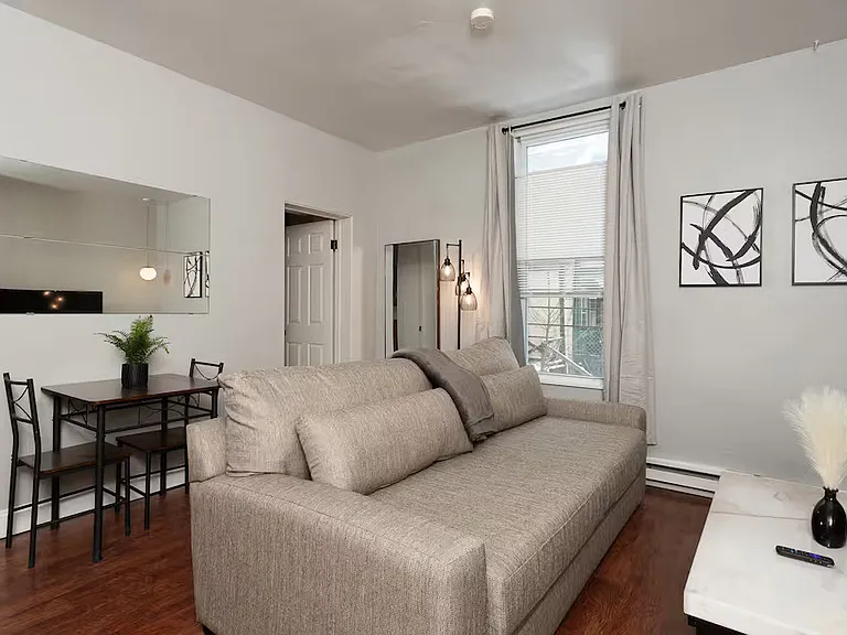637 Summerlea St #1R — Photo 2