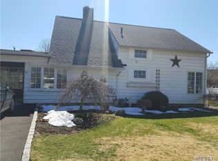 27 Rover Ln, Hicksville, NY 11801