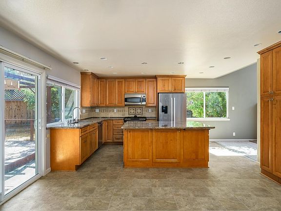 5th image of 206 Bahia Ct