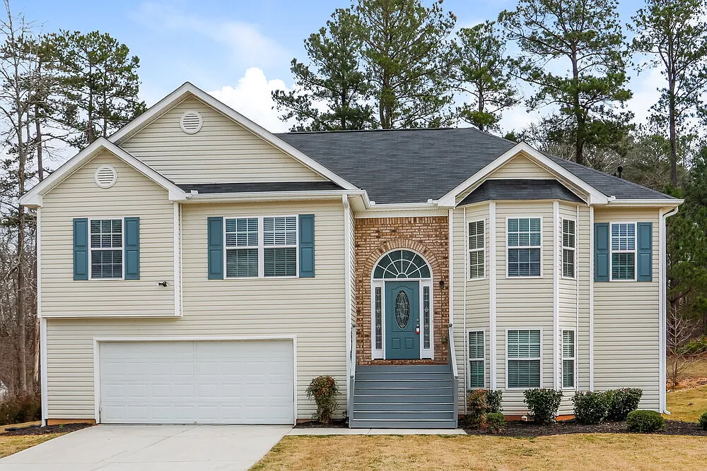 4 bed, 2.0 bath, 2645 sqft, $2,735 — Photo 1