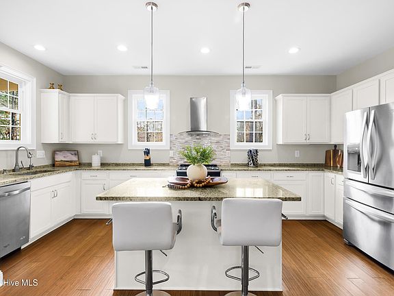 3rd image of 61 Spinnaker Point Road N