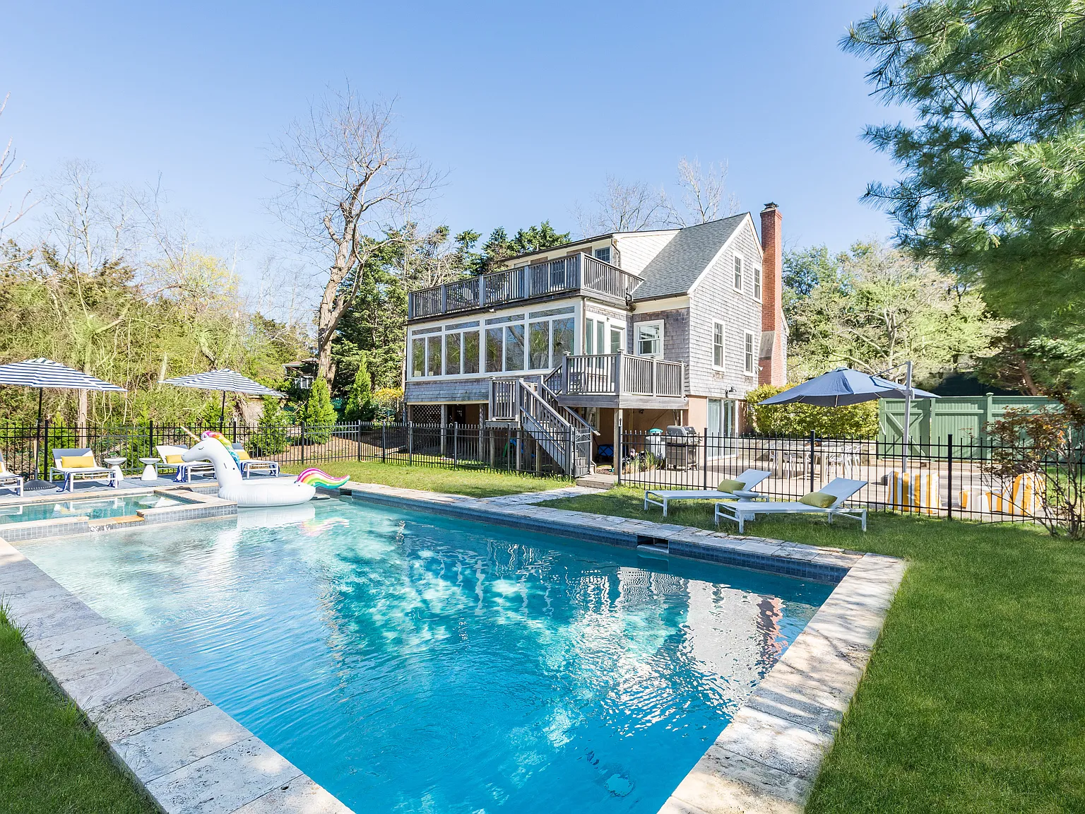 Serene Oasis in Sag Harbor with Expansive Yard and Pool — Photo 4