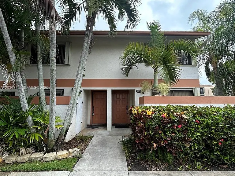 4401 SW 70th Ter — Photo 2