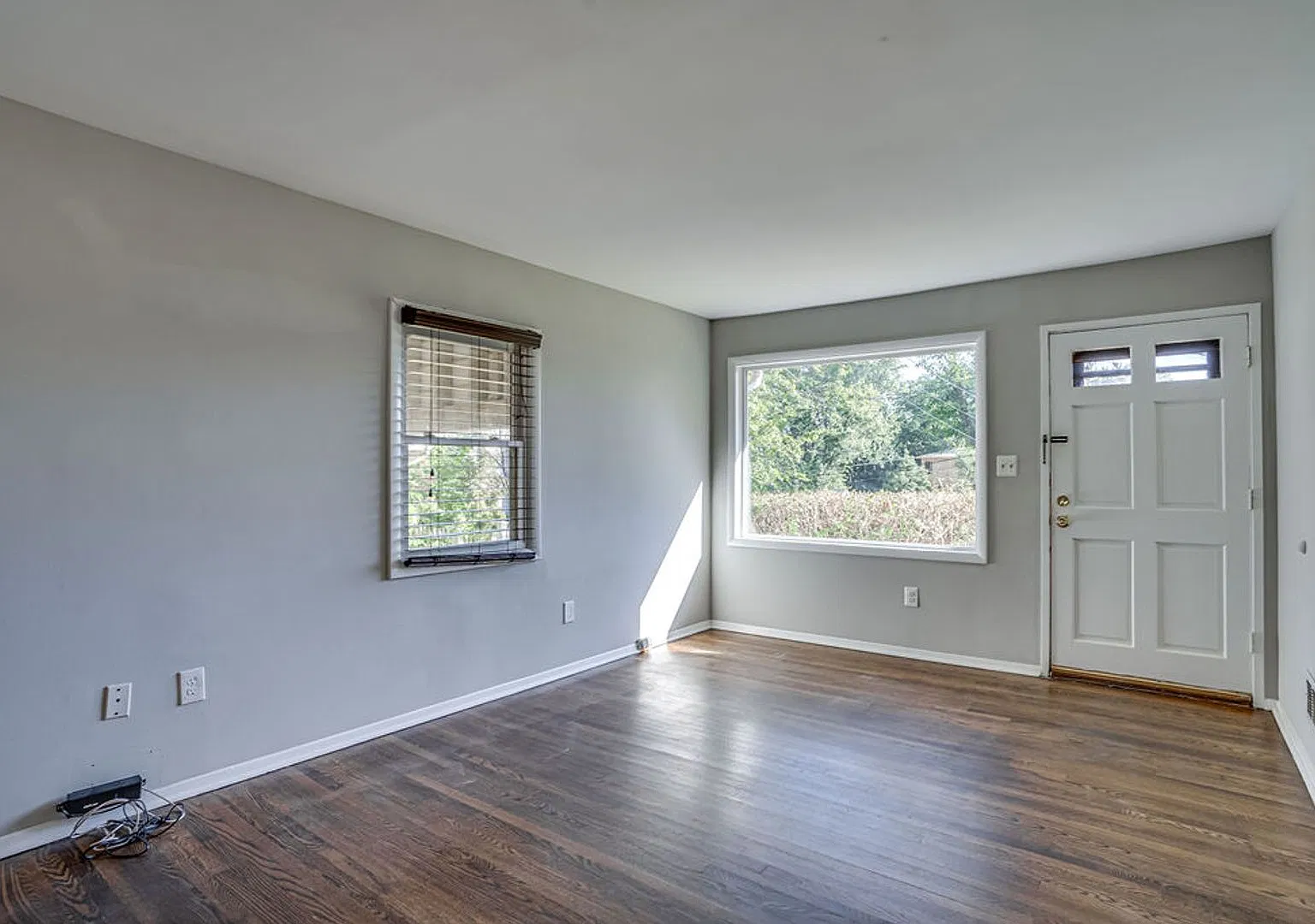 Location, Location, Location! Charming 3 bedroom Home! — Photo 4