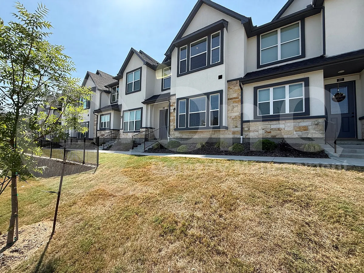 4 bed, 2.5 bath, 2159 sqft, $2,449 — Photo 3