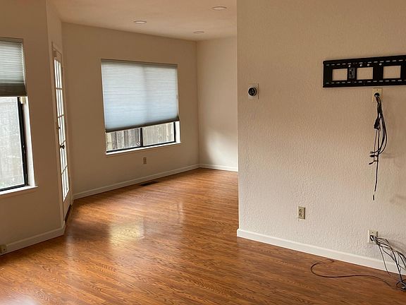 4th image of 584 W Sunnyoaks Ave
