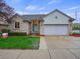 24516 Christina Dr #71, Brownstown, MI 48134