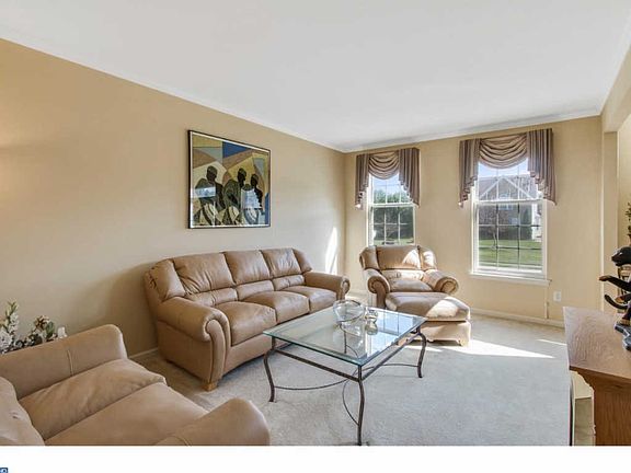 5th image of 8 E Abbey Dr