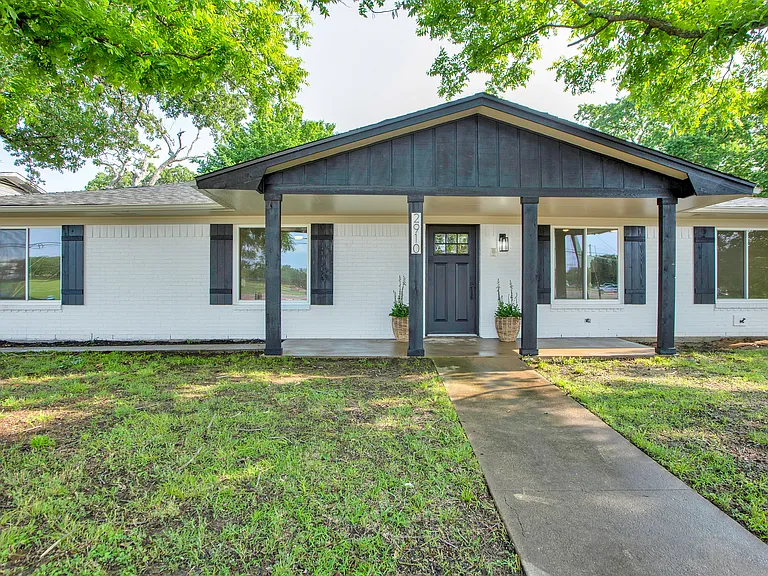 2910 W Crawford St — Photo 3