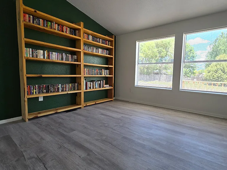 1015 La Vega Ln — Photo 3