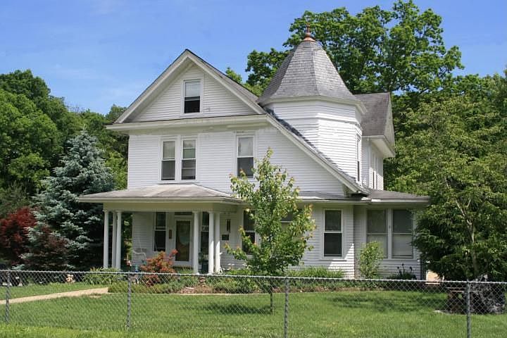 1st image of 305 W Maple Ave