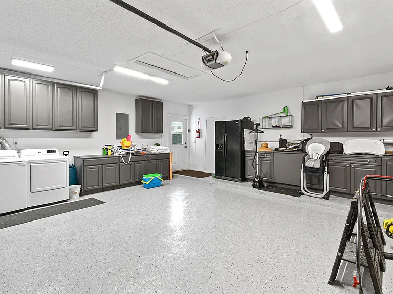 630 NE 15th Pl — Photo 25