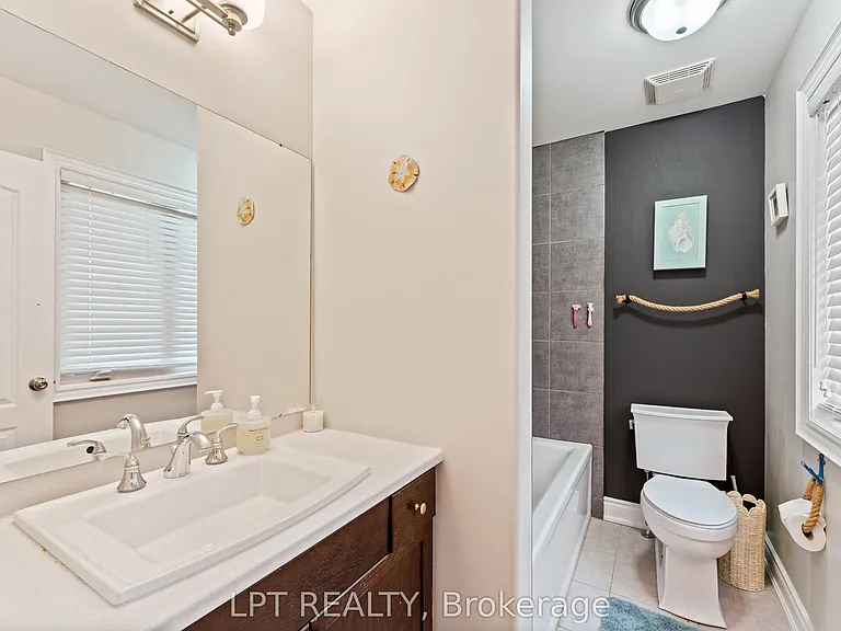 82 Nathan Cres — Photo 29
