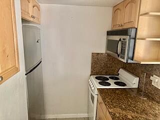 5th image of 1012 SE 15th St APT 2