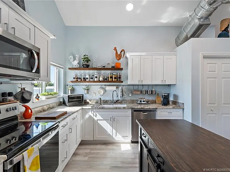 310 SE Denver Ave #2 — Photo 34