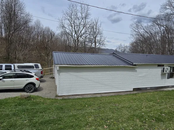 584 Mountain Spur Dr, Cedar Bluff, VA 24609