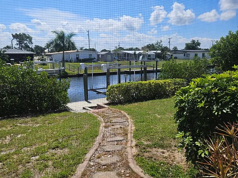 511 Palmetto Dr NE — Photo 25